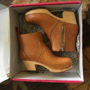 NIB Swedish Hasbeens Zip it Emy Clogs